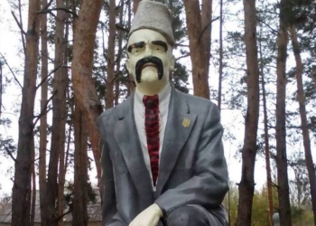 На Луганщине памятник Ленину перекрасили в памятник Шевченко