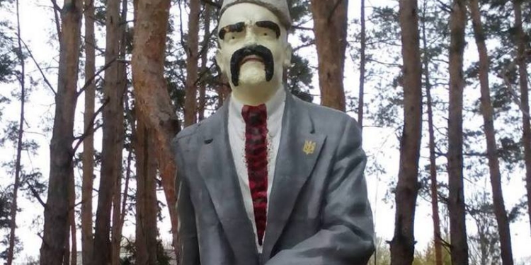 На Луганщине памятник Ленину перекрасили в памятник Шевченко