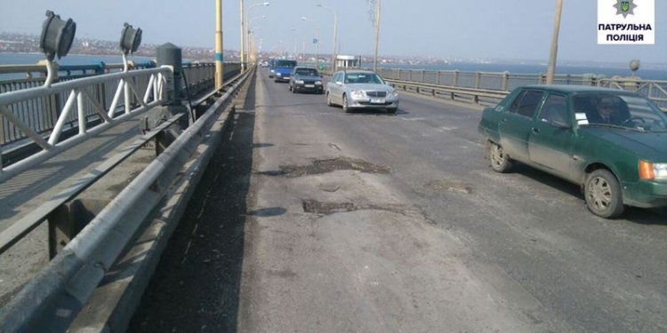 В Николаеве патрульные оштрафовали городского чиновника за плохой ремонт дорожного покрытия