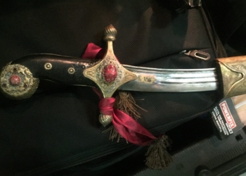 Португалец пытался вывезти из Украины старинную, инкрустированную камнями саблю