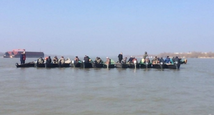 В Вилково рыбаки на лодках перекрыли Дунай – протестуют против селедочной мафии