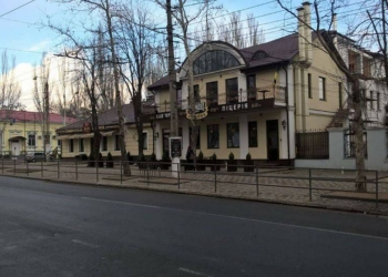 По требованию общественности. В Николаеве оградили “Скорини” от автомобилистов