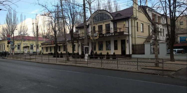 По требованию общественности. В Николаеве оградили “Скорини” от автомобилистов