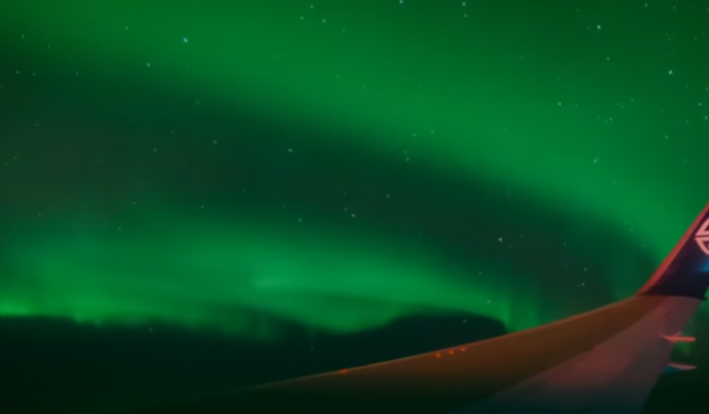 Как выглядит полярное сияние изнутри? Пассажиры самолета поделились видео