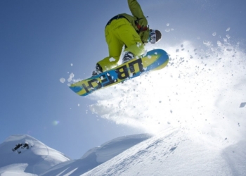 Повезло. Сноубордист мог врезаться в дерево. Но упал на барана