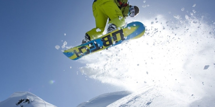 Повезло. Сноубордист мог врезаться в дерево. Но упал на барана