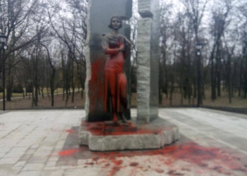 Вандалы облили красной краской памятник Елене Телиге в Бабьем Яру