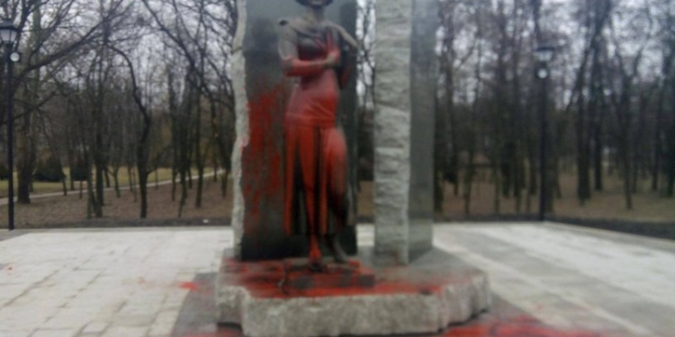 Вандалы облили красной краской памятник Елене Телиге в Бабьем Яру