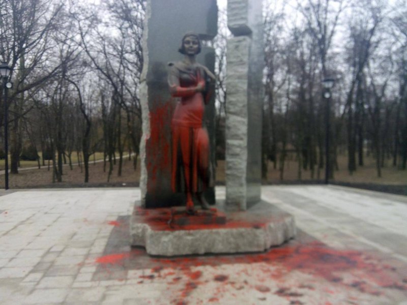 Вандалы облили красной краской памятник Елене Телиге в Бабьем Яру 1