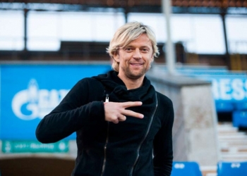 Фанаты “Волыни” начали сбор подписей за лишение звания почетного гражданина Луцка Анатолия Тимощука, который решил тренировать “Зенит”