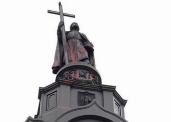 Вслед за Телигой краской облили памятник Владимиру Великому