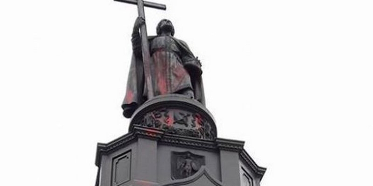 Вслед за Телигой краской облили памятник Владимиру Великому