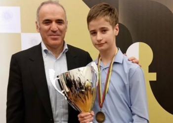 И награда из рук самого Каспарова: школьник из Николаева Владислав Ларкин добыл победу в международном шахматном турнире