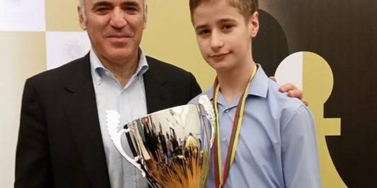И награда из рук самого Каспарова: школьник из Николаева Владислав Ларкин добыл победу в международном шахматном турнире