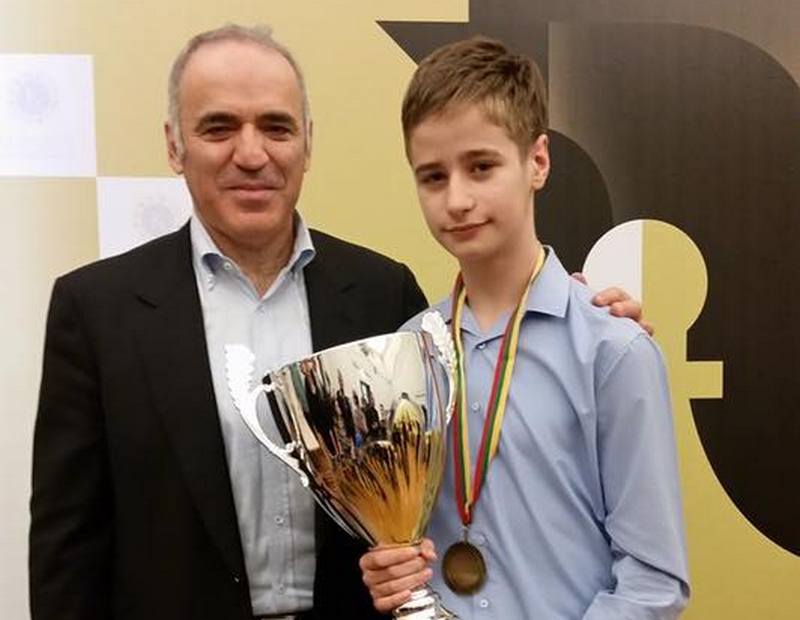 И награда из рук самого Каспарова: школьник из Николаева Владислав Ларкин добыл победу в международном шахматном турнире 4