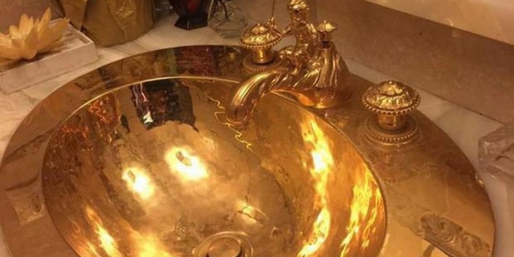 Золотой умывальник нашли во время обыска у директора ГП “Электровозостроение” – Луценко