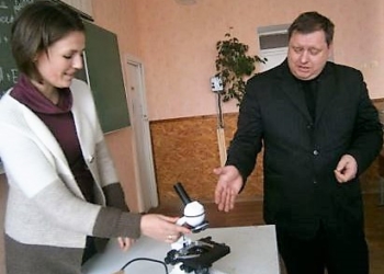 В Кривом Озере учительница выиграла для школы микроскоп и цифровую камеру