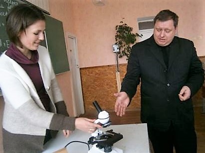 В Кривом Озере учительница выиграла для школы микроскоп и цифровую камеру
