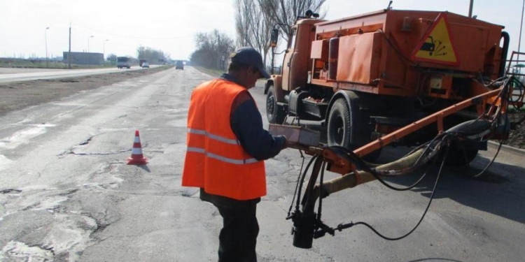 Подуть и замазать. В Николаевской области ямы на дорогах устраняют воздушно-струйным методом
