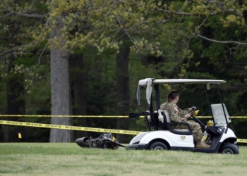 В США военный вертолет упал на поле для гольфа – один погиб, двое ранены