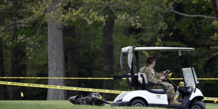 В США военный вертолет упал на поле для гольфа – один погиб, двое ранены