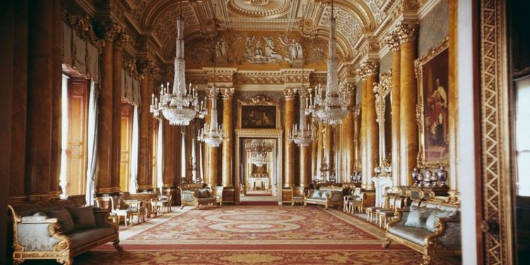 «Шанс оставить свой след в одних из самых известных домов мира»: Елизавета II ищет того, кто будет заботиться о ее подушках и шторах