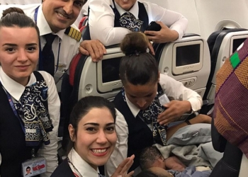 Кого-то в капусте нашли, а она родилась в самолете: бортпроводникам «Турецких авиалиний» пришлось принимать роды на высоте почти 13000 метров