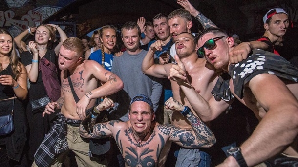 А в оккупированном Донецке ночью, оказывается, тусят: американец снял документальный фильм о “злачных местах”