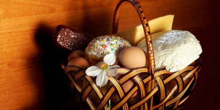 Сэкономить не удастся: в «пасхальной корзине» на том же уровне остались только церковные свечи