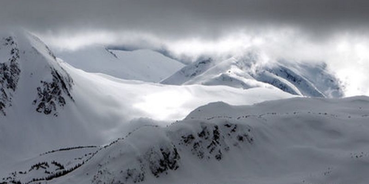 Из-за схода лавины в горах Канады погибли пятеро туристов