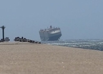 С берега на него страшно смотреть: автомобилевоз у берегов Южной Африки швыряло из стороны в сторону