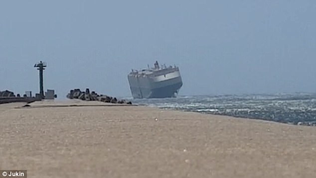 С берега на него страшно смотреть: автомобилевоз у берегов Южной Африки швыряло из стороны в сторону 1