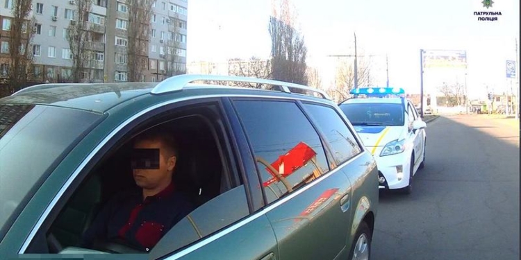 Уж сколько их по улицам-то ездит? В Николаеве остановили очередную иномарку с «перебитыми» номерами