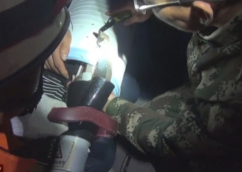 Ей было скучно. Трехлетняя китайская девчушка, оставшись без присмотра, залезла в стиралку – доставали спасатели