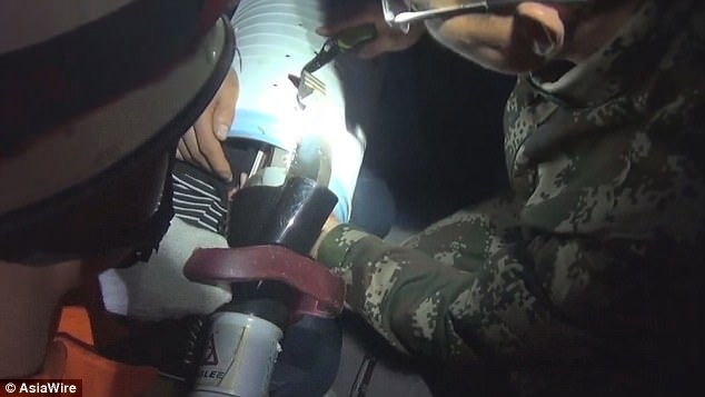 Ей было скучно. Трехлетняя китайская девчушка, оставшись без присмотра, залезла в стиралку – доставали спасатели