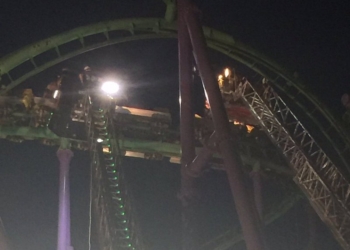 В США на американских горках на высоте 24 метра застряли больше 20 человек