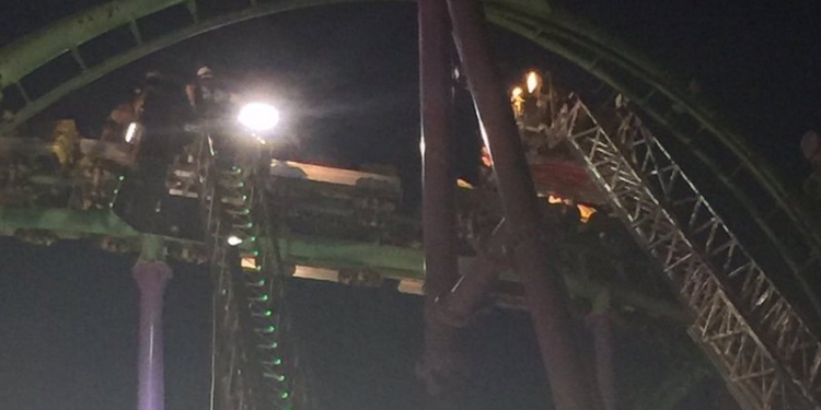 В США на американских горках на высоте 24 метра застряли больше 20 человек