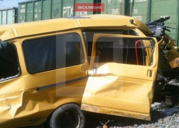 Хотел проскочить и не проскочил: в России школьный автобус столкнулся с грузовым поездом