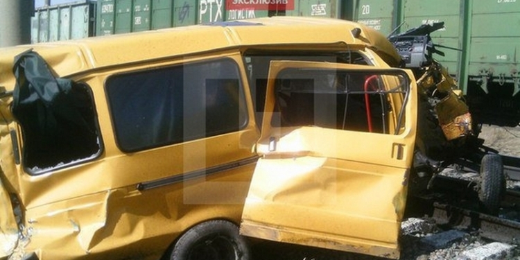 Хотел проскочить и не проскочил: в России школьный автобус столкнулся с грузовым поездом