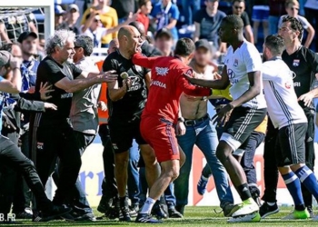 Во Франции фанаты сорвали футбольный матч – игрокам пришлось прятаться в раздевалке