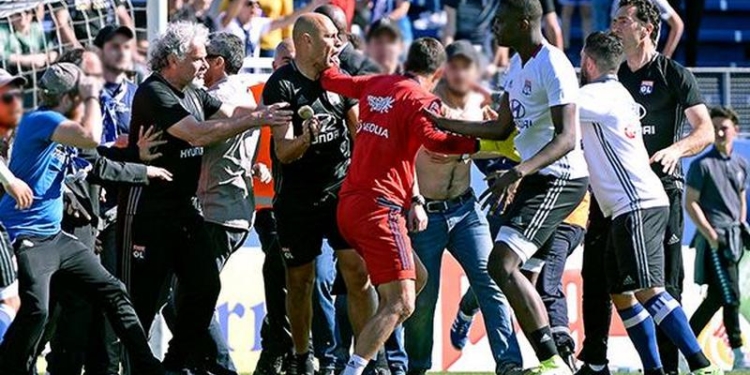 Во Франции фанаты сорвали футбольный матч – игрокам пришлось прятаться в раздевалке