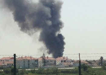 В Португалии самолет упал на супермаркет – пятеро погибших