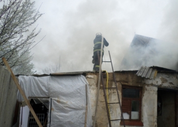 В Снигиревке горела хозпостройка – проводка «закоротила»