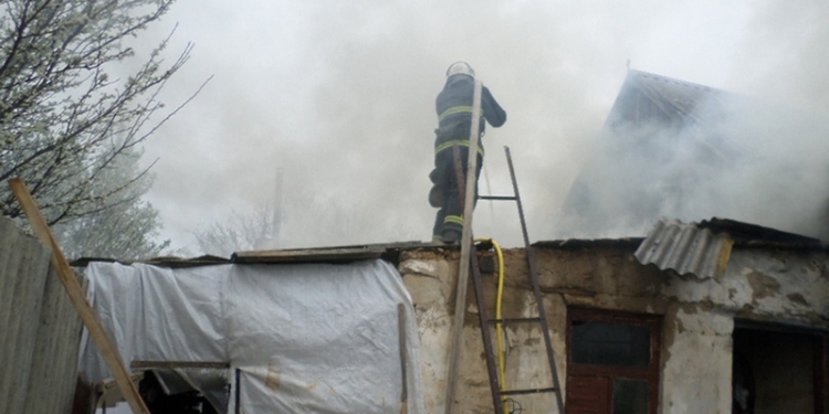 В Снигиревке горела хозпостройка – проводка «закоротила»