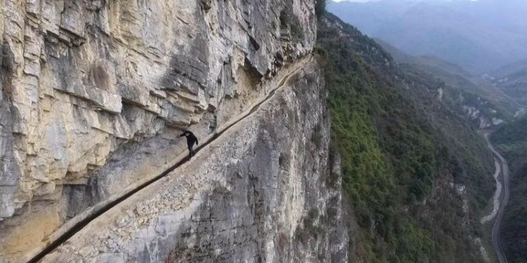 Китаец за 36 лет прорыл в горе 10-километровый канал, чтобы обеспечить свою деревню водой