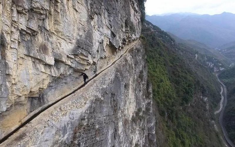 Китаец за 36 лет прорыл в горе 10-километровый канал, чтобы обеспечить свою деревню водой 4