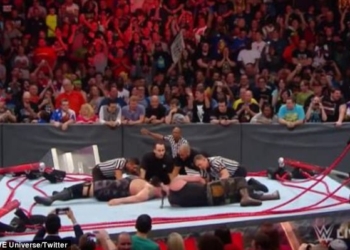 Бывает и так: две звезды рестлинга завалили ринг во время боя