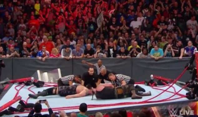 Бывает и так: две звезды рестлинга завалили ринг во время боя