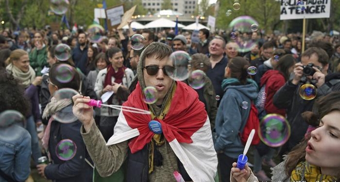 В Будапеште сатирически протестуют против политики премьер-министра Виктора Орбана