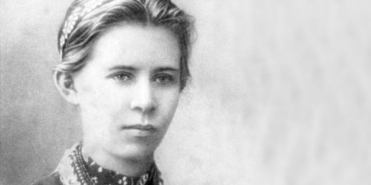 Вандалы обокрали надгробный памятник Леси Украинки